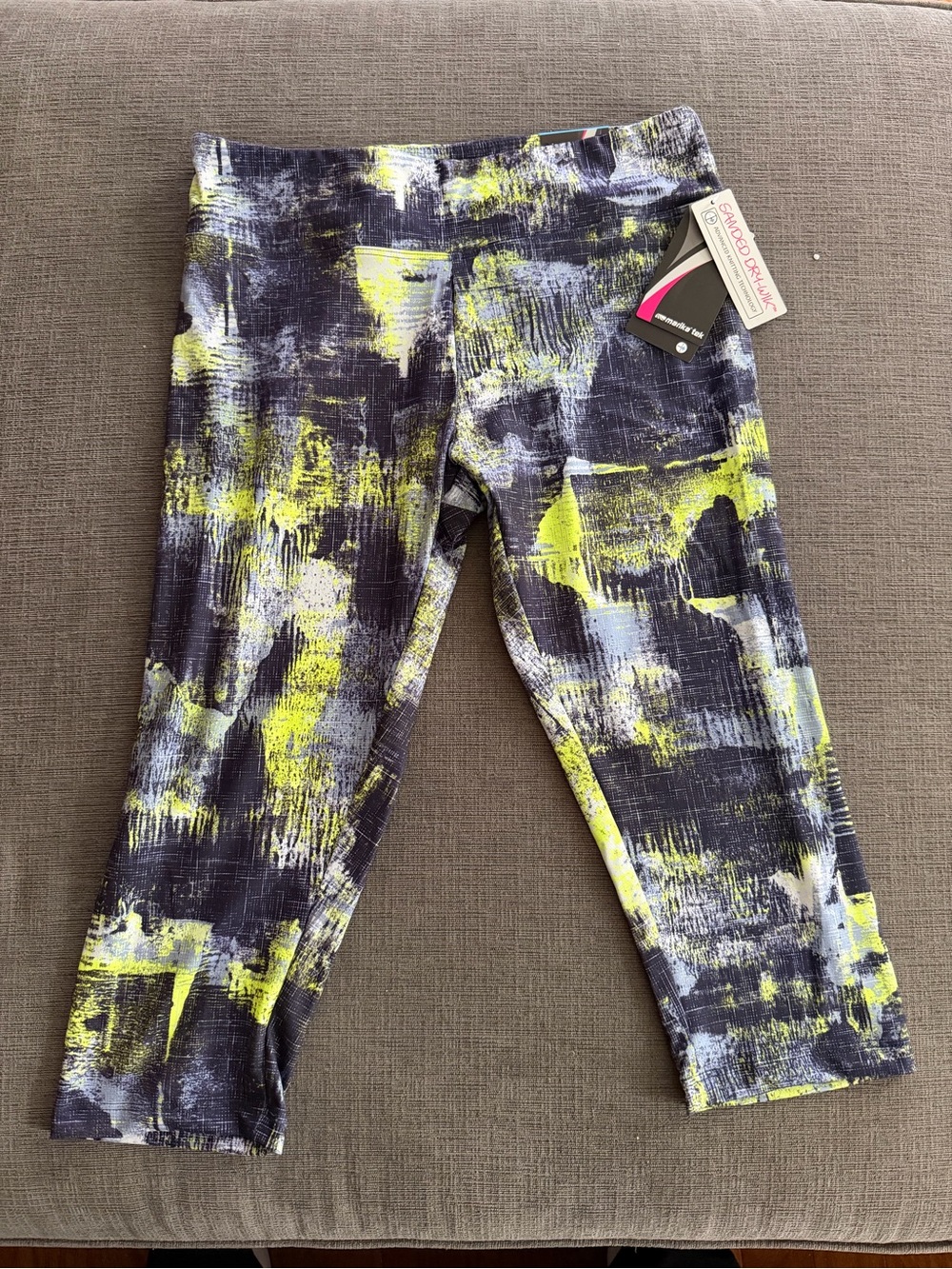 NWT MARIKA TEK Dry-Wik Abstract Print Capri Leggings Size Large